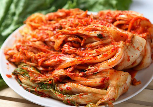  Rau muối chua. Nhiều người thích ăn rau muối chua bởi hương vị giòn ngon, dễ ăn. Tuy nhiên, rau muối chua dễ sinh nitrit, ảnh hưởng lớn đến mỡ máu và huyết áp.