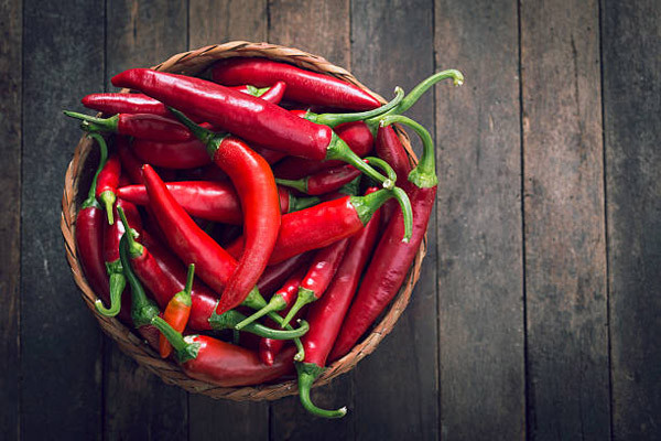 Ngoài ra, ớt chứa tới 1390mg betacaroten. Đây là chất chống oxy hóa có khả năng chống cảm mạo, phong hàn. Nhờ vậy, Đông y thường tận dụng ớt để thanh nhiệt trung can, hạ khí, trừ lạnh, khử ẩm, nâng cao thể lực và giải tỏa những mệt mỏi do áp lực cuộc sống.