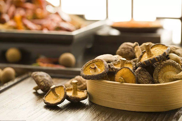 Nấm. Nấm hương được đánh giá cao nhờ hàm lượng protein dồi dào, ít chất béo, polysaccharide, nhiều axit amin và vitamin tổng hợp.