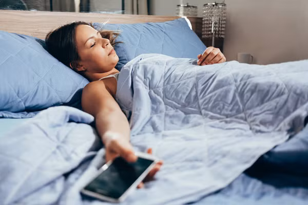 Thiết bị điện tử. Sử dụng thiết bị điện tử trên giường khiến bạn khó đi vào giấc ngủ hơn. Quá trình nghiên cứu, các nhà khoa học nhận thấy điện thoại di động, máy tính xách tay và tivi có thể tạo ra bức xạ điện từ, tác động tiêu cực đến việc sản xuất melatonin.