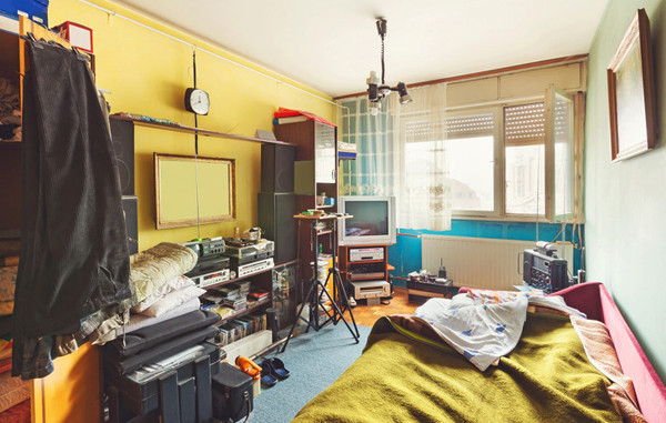 Quá nhiều đồ đạc. Phòng ngủ chất nhiều đồ đạc tạo hiệu ứng thị giác chật chội, ngột ngạt. Bên cạnh đó, những đồ đạc này có thể bám bụi, khiến không khí trong phòng không được sạch sẽ. Để tốt hơn, phòng ngủ nên bố trí ít đồ đạc, tạo không gian thoáng đãng, bình yên cho người sử dụng.