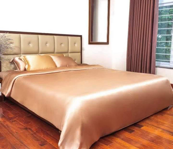 Các nhà khoa học nhận thấy, vải bông có khả năng hút mồ hôi từ tóc và da rất tốt. Tuy nhiên, điều này lại khiến vải bông dễ bị nhiễm bẩn hơn. Bên cạnh đó, vải bông cần nhiều thời gian để phơi khô. Chúng cũng dễ gây nóng khi ngủ. Để tốt hơn, bạn nên chọn ga chất liệu lanh hoặc lụa. Cả hai loại này đều ấm vào mùa đông, thoáng mát vào mùa hè. Ga trải giường lụa cũng rất hiệu quả trong việc ngăn ngừa dị ứng, chống lại sự đeo bám của mạt bụi.