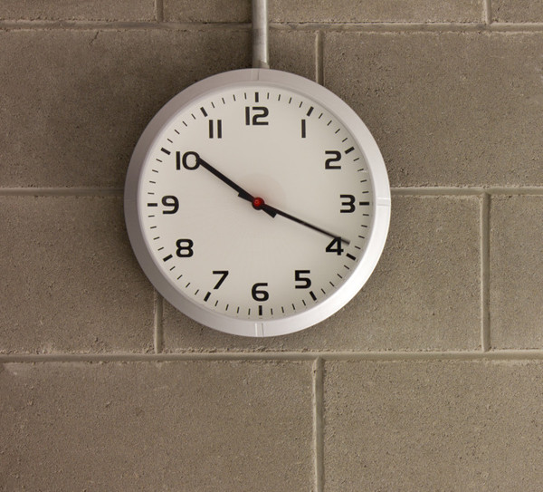 Đồng hồ cơ. Đồng hồ cơ gây ảnh hưởng đến giấc ngủ bởi chúng có thể tạo ra tiếng ồn. Bình thường, chúng ta không chú ý đến tiếng tích tắc nhỏ song khi cố gắng đi vào giấc ngủ, những âm thanh này thực sự gây khó chịu.