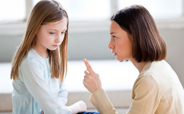 Hay cằn nhằn. Ngoài tình yêu, bố mẹ còn gửi gắm nhiều kỳ vọng vào con cái. Sự kỳ vọng khiến cha mẹ cảm thấy hẫng hụt, không hài lòng khi con không đạt được mục tiêu họ đề ra. Từ đó, họ bắt đầu cằn nhằn để nhắc nhở, muốn trẻ ghi nhớ để lần sau không vấp phải sai lầm tương tự.