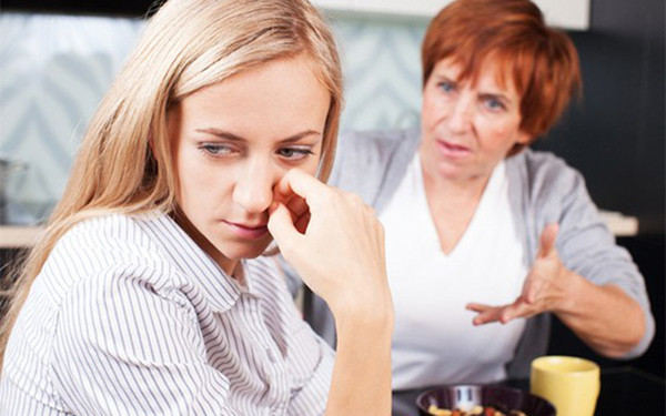 Can thiệp quá mức. Mẹ là người chăm sóc, gần gũi trẻ nhiều nhất so với những thành viên khác trong gia đình. Lo lắng con gặp điều không hay, nhiều bà mẹ kiểm soát hoạt động, đôi khi cả các mối quan hệ của con. Trẻ vị thành niên kinh nghiệm sống chưa nhiều sẽ xuất hiện suy nghĩ mình đang bị mẹ khống chế, mất tự do làm điều mong muốn. Từ đó, trẻ ác cảm với mẹ.