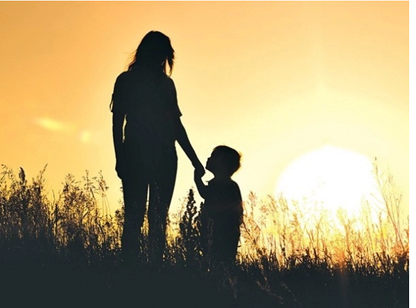 Từ khi thụ thai, mẹ và trẻ có sự gắn kết không ai có thể thay thế được. Khi trẻ chào đời, mẹ cũng là người dành nhiều tình yêu, thời gian chăm sóc bé. Điều này khiến trẻ nhỏ thường “quấn” mẹ hơn so với các thành viên khác trong gia đình. (Ảnh: Sohu, minh họa)