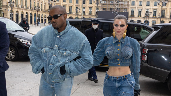 Yêu thích thời trang gợi cảm song Julia Fox không “đóng khung” phong cách. Nữ diễn viên liên tục đổi mới bản thân khi khoác lên mình những trang phục có họa tiết nổi bật, độc đáo.