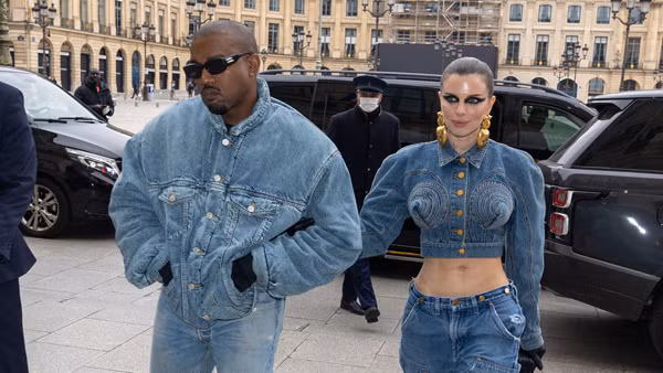 Yêu thích thời trang gợi cảm song Julia Fox không “đóng khung” phong cách. Nữ diễn viên liên tục đổi mới bản thân khi khoác lên mình những trang phục có họa tiết nổi bật, độc đáo.