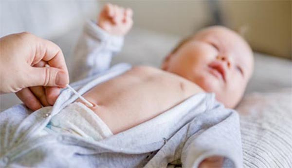 Khi rốn của bé rụng, đây là phần da mỏng nhất ở thành bụng và cũng là bộ phận yếu nhất trong cơ thể. Thời điểm tắm cho con, bố mẹ có thể vệ sinh rốn song không nên rửa quá kỹ những chấm đen nhỏ bên trong. Nếu không, trẻ có thể đối diện tình trạng đầy bụng, khó tiêu, đau bụng do lạnh.