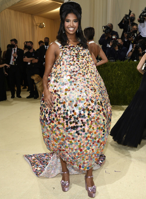 Natalia Bryant xuất hiện trên thảm đỏ Met Gala 2021 với trang phục của nhà thiết kế Conner Ives. Dù không được đánh giá cao về tính thẩm mỹ, bộ đồ của con gái huyền thoại bóng rổ Kobe Bryant vẫn thu hút sự chú ý bởi chất liệu từ nhựa PET tái chế.