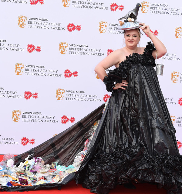 Daisy May Cooper vô cùng phá cách khi chọn mặc mẫu váy làm từ túi rác đen phổ thông. Dù không váy áo lộng lẫy, ngôi sao phim hài vẫn khiến người khác chú ý bởi phong thái của mình. Đặc biệt, hành động quyên góp toàn bộ số tiền cô định chi cho món đồ hiệu trước đó cho mục đích từ thiện khiến nhiều người tán thưởng.