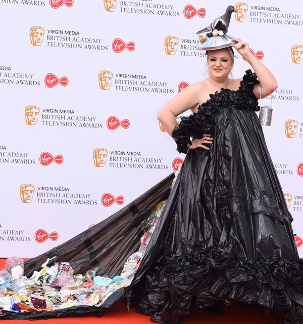 Daisy May Cooper vô cùng phá cách khi chọn mặc mẫu váy làm từ túi rác đen phổ thông. Dù không váy áo lộng lẫy, ngôi sao phim hài vẫn khiến người khác chú ý bởi phong thái của mình. Đặc biệt, hành động quyên góp toàn bộ số tiền cô định chi cho món đồ hiệu trước đó cho mục đích từ thiện khiến nhiều người tán thưởng.