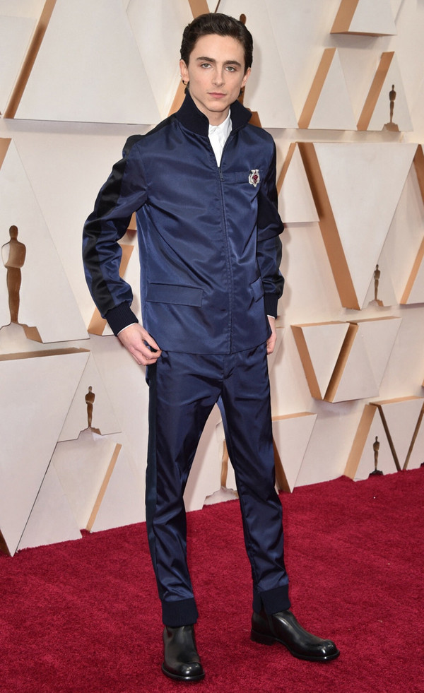 Timothée Chalamet lịch lãm trong bộ trang phục thân thiện với môi trường. Được biết, bộ đồ được làm từ nilong tái chế, rác thải nhựa đại dương, lưới đánh cá và sợi dệt thải loại.