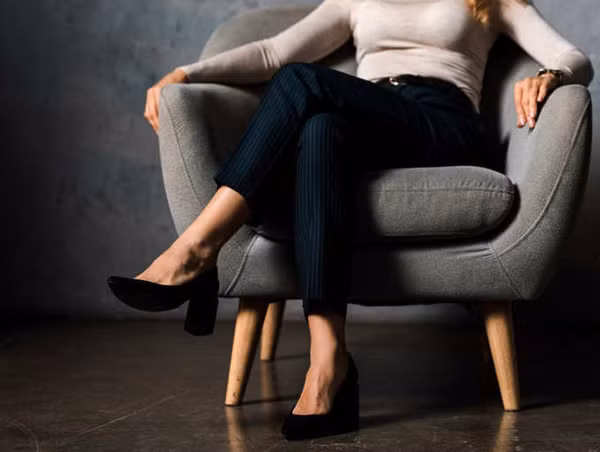 Ngồi bắt chéo chân cũng khiến nhiệt độ vùng thân dưới của chị em tăng nhanh. Nhiệt độ cùng độ ẩm cao ở cơ quan sinh dục sẽ là môi trường lý tưởng cho vi khuẩn phát triển. Từ đó, chị em dễ bị viêm âm đạo.