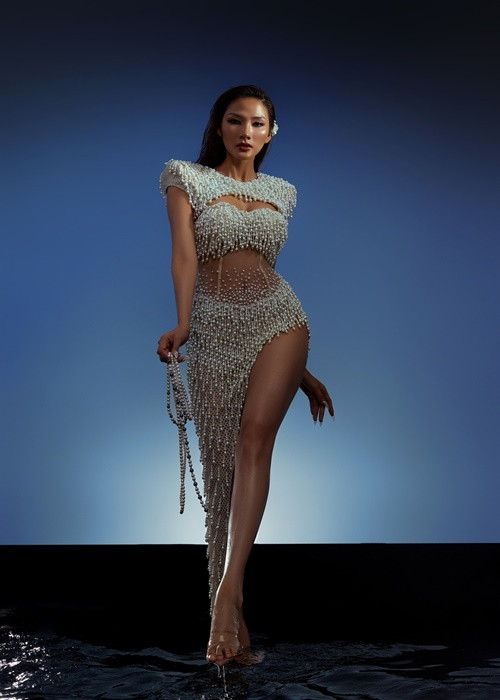 Khán giả đa phần là phụ huynh vì chương trình dành cho thiếu nhi. Bởi vậy, đến lúc Hoàng Thùy diễn, chỉ còn một vài người xem. Dù buồn, nàng hậu vẫn trấn an bản thân hoàn thành tốt phần trình diễn.