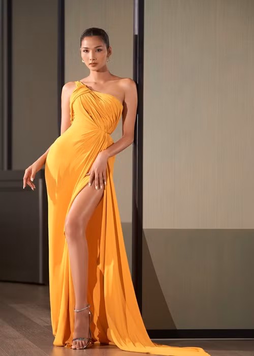 Voc dang “dong ho cat” cua A hau Hoang Thuy