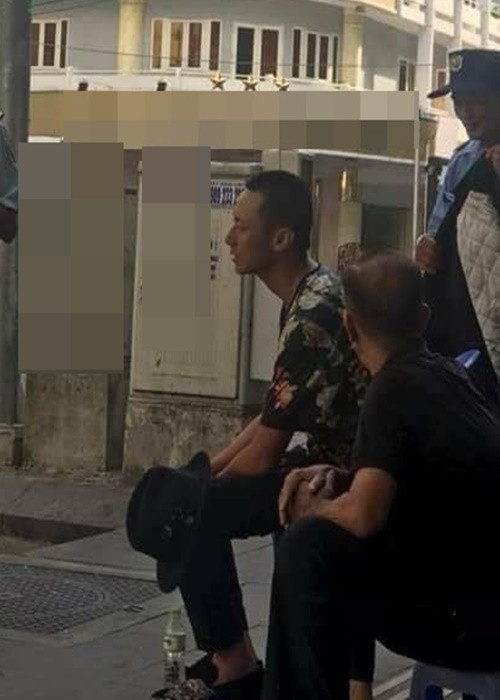 Năm 2018, Rocker Nguyễn vướng tin đồn nghiện ngập do lộ hình ảnh tiều tụy. Phía Rocker Nguyễn khẳng định, nam ca sĩ sụt cân là do chán nản, mệt mỏi khi cùng lúc đối mặt với nhiều vấn đề từ gia đình, người yêu đến công ty quản lý cũ. Ảnh: Hoa Học Trò.