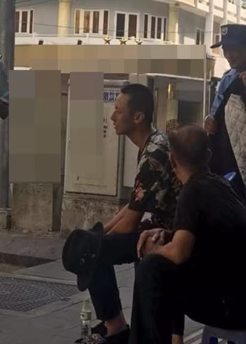 Năm 2018, Rocker Nguyễn vướng tin đồn nghiện ngập do lộ hình ảnh tiều tụy. Phía Rocker Nguyễn khẳng định, nam ca sĩ sụt cân là do chán nản, mệt mỏi khi cùng lúc đối mặt với nhiều vấn đề từ gia đình, người yêu đến công ty quản lý cũ. Ảnh: Hoa Học Trò.