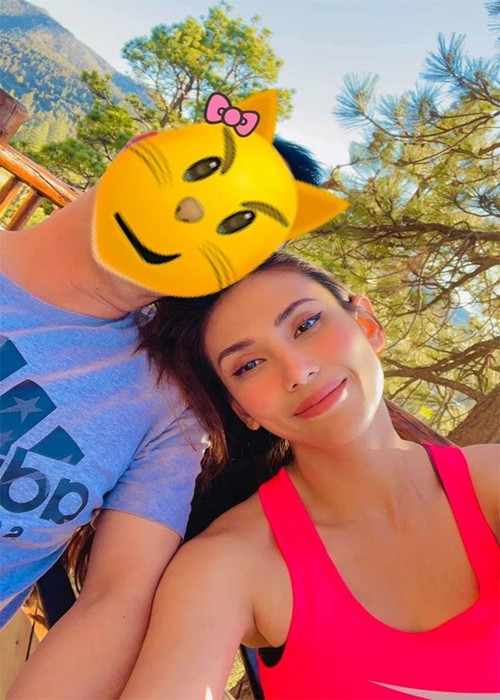 Bạn trai cũng thay đổi vì Võ Hoàng Yến. Từ một người rất thích đi chơi khuya, anh về sớm mỗi ngày để trò chuyện vì cả hai có sự chênh lệch múi giờ khá lớn.