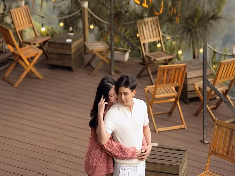 Khi rảnh, vợ chồng Hồ Quang Hiếu ở nhà nấu ăn, tập thể dục, xem phim, thỉnh thoảng đi du lịch. Ảnh: Giáo Dục Thủ Đô.