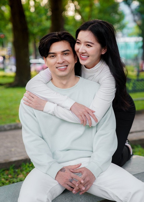 Hồi tháng 11, Hồ Quang Hiếu ra mắt MV Anh sợ. Trong MV, anh đóng cặp với diễn viên Hoàng Ngân. Nam ca sĩ cho biết, vợ có một chút khó chịu trước những cảnh thân mật giữa anh và bạn diễn. Ảnh: Zing.