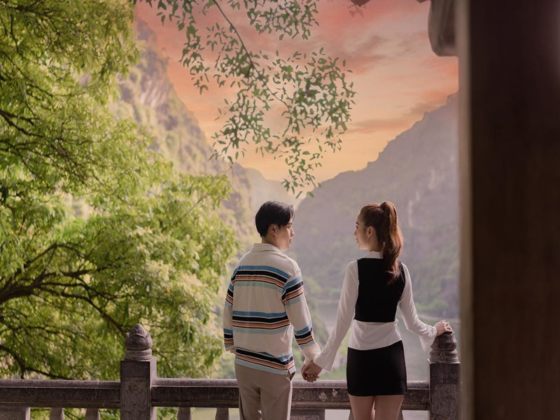 "Tôi không phải trả lương cho quản lý này. Tôi không khó chịu mà hạnh phúc khi có bạn đời đồng hành, bên cạnh mọi nơi. Tuệ Như vốn là người mẫu nên hỗ trợ tôi rất nhiều về trang phục, trang điểm… Hiện vợ cũng nhận show, sắp xếp lịch trình ca hát cho tôi”, Hồ Quang Hiếu chia sẻ trên VOV. Ảnh: FBNV.