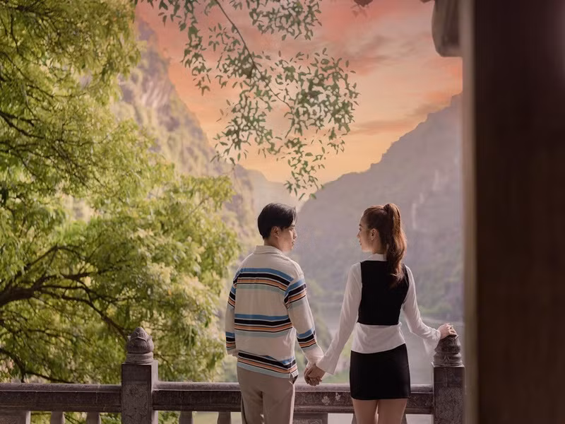 "Tôi không phải trả lương cho quản lý này. Tôi không khó chịu mà hạnh phúc khi có bạn đời đồng hành, bên cạnh mọi nơi. Tuệ Như vốn là người mẫu nên hỗ trợ tôi rất nhiều về trang phục, trang điểm… Hiện vợ cũng nhận show, sắp xếp lịch trình ca hát cho tôi”, Hồ Quang Hiếu chia sẻ trên VOV. Ảnh: FBNV.