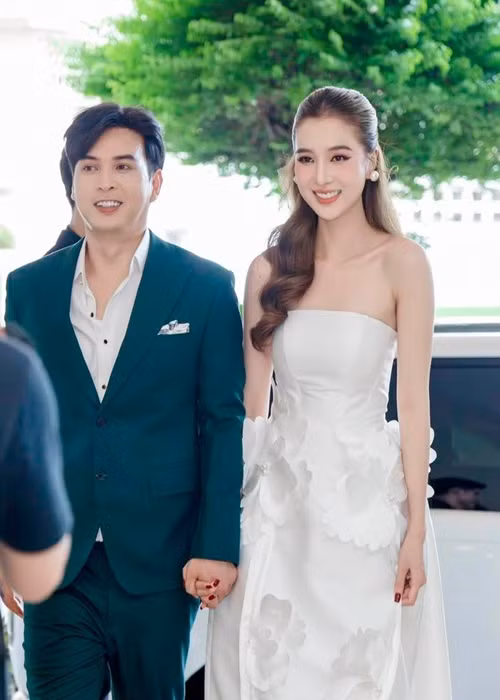 Cặp đôi tình tứ tại một sự kiện gần đây. Ảnh: FBNV.