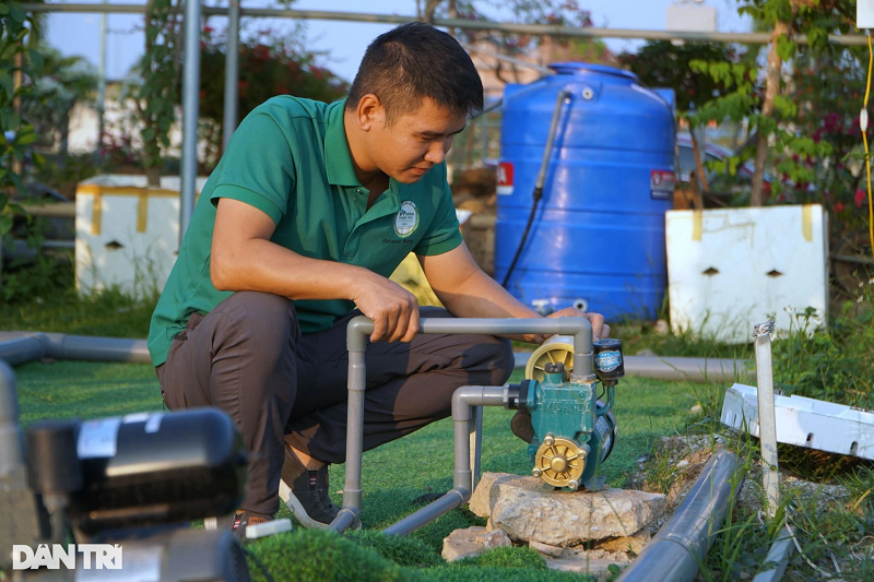 Theo anh Hiếu, các trụ nhựa và ống chứa nước được kết nối theo hệ thống tuần hoàn. "Nước được chứa sẵn trong các bồn lớn, sau đó sử dụng máy bơm dẫn nước vào ống nhựa để phun vào hố trồng rau. Việc tưới nước này khác với trồng rau thủy canh, nước bơm ra sẽ ở dạng phun sương trực tiếp vào rễ cây, mỗi lần phun sương từ 3 đến 6 phút. Nước sử dụng phun sương này là loại nước có chất dinh dưỡng. Đặc biệt, trồng rau khí canh sẽ lấy ánh sáng hoàn toàn tự nhiên, không phải lắp đặt nhà màng", anh Hiếu nói.