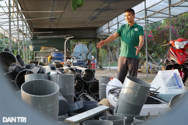 Theo anh Hiếu, cách trồng rau khí canh khác với trồng rau theo phương pháp truyền thống. Trồng rau khí canh là công nghệ tuần hoàn và hoạt động theo cơ chế tự động hóa.