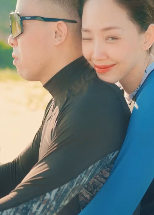 Vợ chồng Tóc Tiên không đeo nhẫn cưới. Tóc Tiên chia sẻ, với một đôi không quan tâm hình thức và chủ nghĩa khắc kỷ, cả hai cho rằng còn yêu là còn hôn nhân. Ảnh: FBNV.