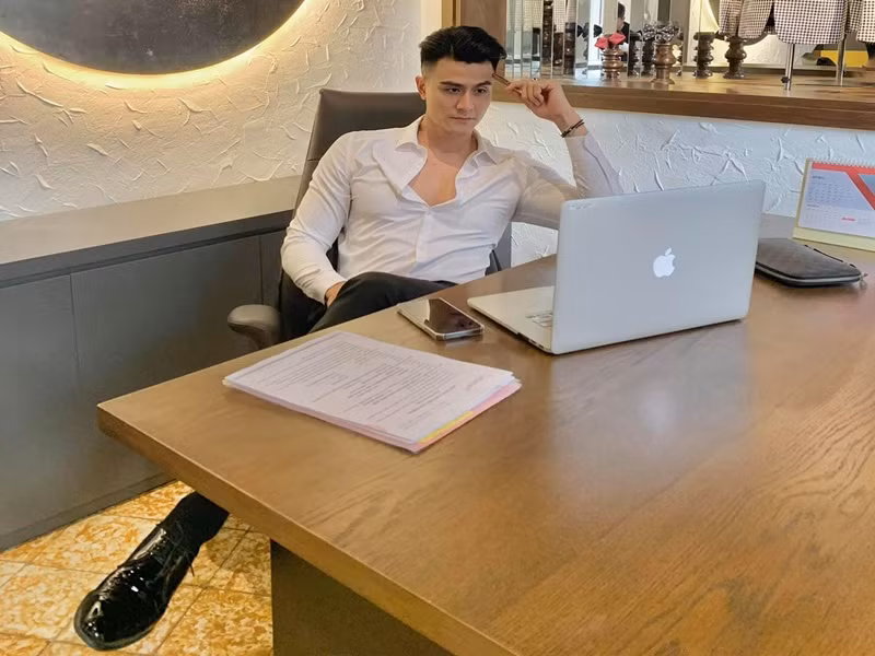 Năm 2020, Vĩnh Thụy chia sẻ trên Dân Việt về việc bị phá sản. “Khoảng 3 năm trước, giai đoạn tôi tan nát sự nghiệp, phải bán nhà, bán xe, bán hết để ra ngoài đường. Lúc đó, tôi trong tình trạng chân đi không được vì mới mổ vì bị đứt dây chằng. Xong rồi, tôi phải tự kiếm nhà thuê. Mới đầu, có cậu em qua chở tôi đi tìm nhà bằng xe máy. Hôm sau, cậu ấy bận nên tôi phải đi, chân vẫn còn quấn băng, đi cà nhắc”, nam người mẫu kể. Ảnh: FBNV.