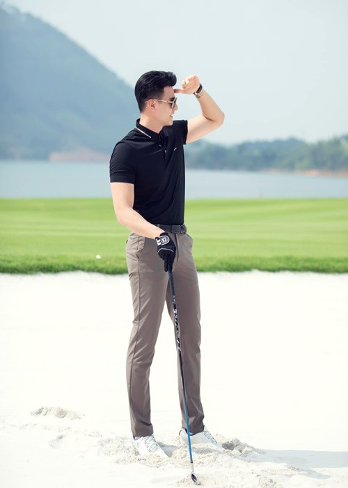 Nam người mẫu yêu thích bộ môn golf dành cho giới nhà giàu. Ảnh: FBNV.