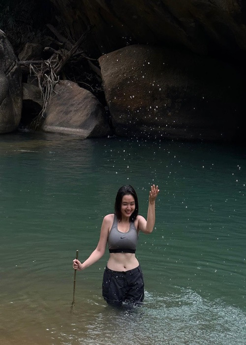Nữ chính phim Ngày xưa có một chuyện tình thường đi trekking cùng bạn bè. Ảnh: FBNV.