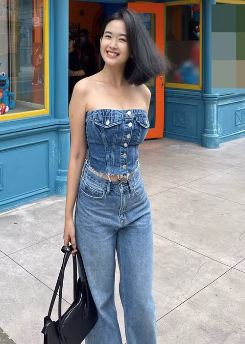 Ở đời thường, Ngọc Xuân có phong cách đa dạng, khi kín đáo, giản dị, lúc lại gợi cảm. Ảnh: FBNV.