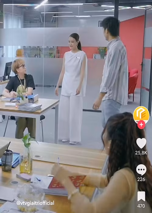 Thời trang của nhân vật Yến cũng bị chê kém sang dù là một giám đốc. Ảnh: Gia Đình Và Xã Hội.