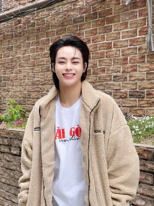 Dịp 30/4, Ngô Ngọc Hưng mặc áo Sài Gòn. Ngày Quốc khánh 2/9, anh được bắt gặp mặc áo Hà Nội. Ảnh: Tổ Quốc.