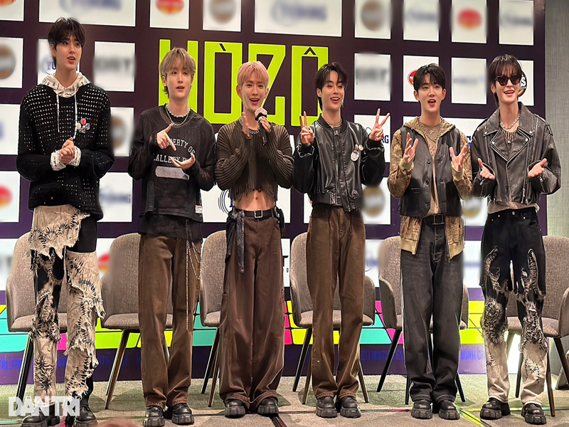 Nhóm nhạc Hàn Quốc Tempest vừa đến TP HCM để biểu diễn. Một thành viên của nhóm là người Việt, đó chính là Ngô Ngọc Hưng (thứ tư bên trái sang). Ảnh: Dân Trí.