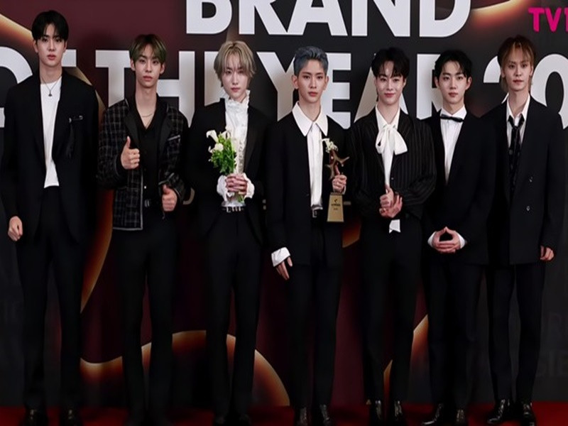 Theo Tiền Phong, Ngô Ngọc Hưng (thứ ba từ phải sang) tốt nghiệp khoa Quốc tế, chuyên ngành Marketing tại Đại học Thương mại. Anh làm vũ công, tham gia nhiều cuộc thi cover vũ đạo Kpop với nghệ danh Hưng Bin.