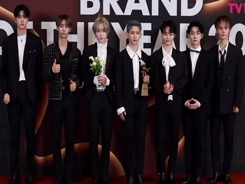 Theo Tiền Phong, Ngô Ngọc Hưng (thứ ba từ phải sang) tốt nghiệp khoa Quốc tế, chuyên ngành Marketing tại Đại học Thương mại. Anh làm vũ công, tham gia nhiều cuộc thi cover vũ đạo Kpop với nghệ danh Hưng Bin.