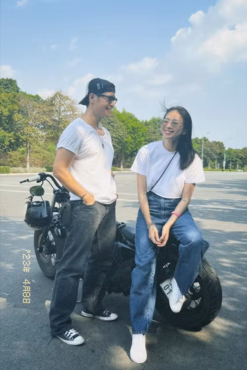 Cặp đôi hé lộ những khoảnh khắc đời thường đầy bình yên, hạnh phúc.