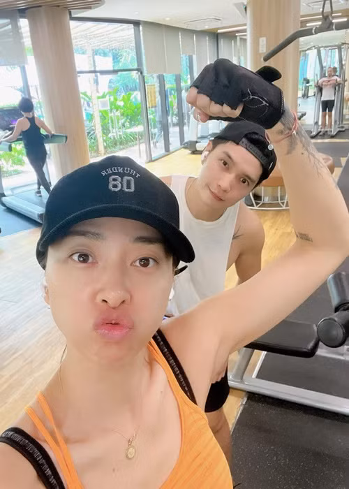 Cặp đôi hào hứng đi tập luyện cùng nhau. Thi thoảng, Ngô Thanh Vân còn đăng tải clip trêu đùa chồng trẻ.