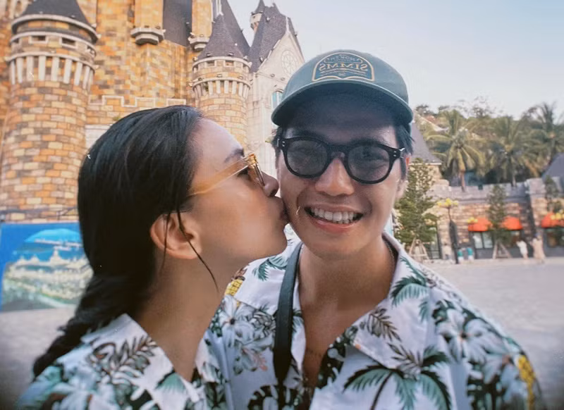 Huy Trần chiều chuộng Ngô Thanh Vân hết mực. Anh là đầu bếp chính của gia đình, chăm lo cho sức khỏe của vợ.