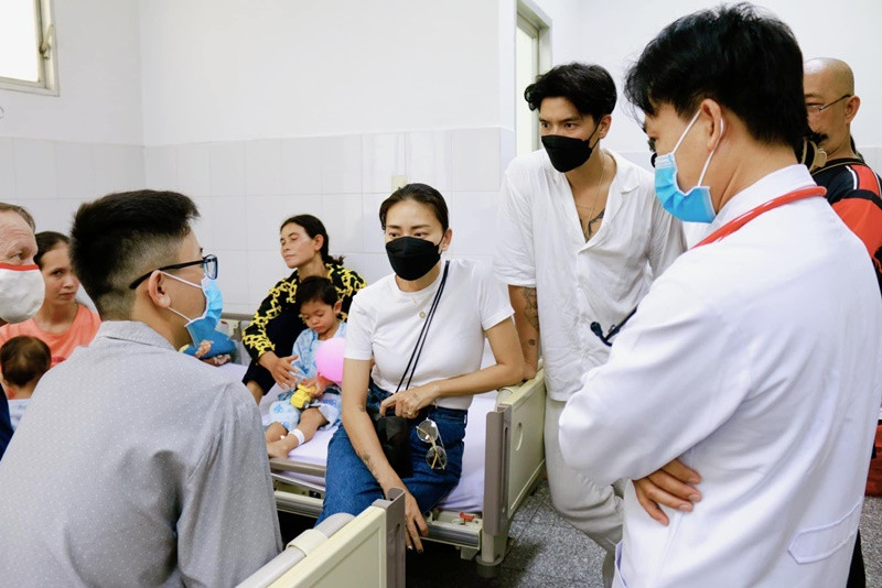 Đôi vợ chồng son đi làm từ thiện. Ngô Thanh Vân chia sẻ trên Vietnamnet, Huy Trần có trái tim rất ấm áp, lương thiện. Lần nào cô rủ rê hoạt động thiện nguyện, anh luôn sẵn sàng. "Anh luôn đứng sau tôi ủng hộ, hỗ trợ những gì tôi cần. Khi hạnh phúc đủ đầy, sự cho đi của mình càng thêm vững bền, ý nghĩa. Việc có ông xã đồng hành cùng mình là một điều tuyệt vời mà tôi nhận được", Ngô Thanh Vân nói.