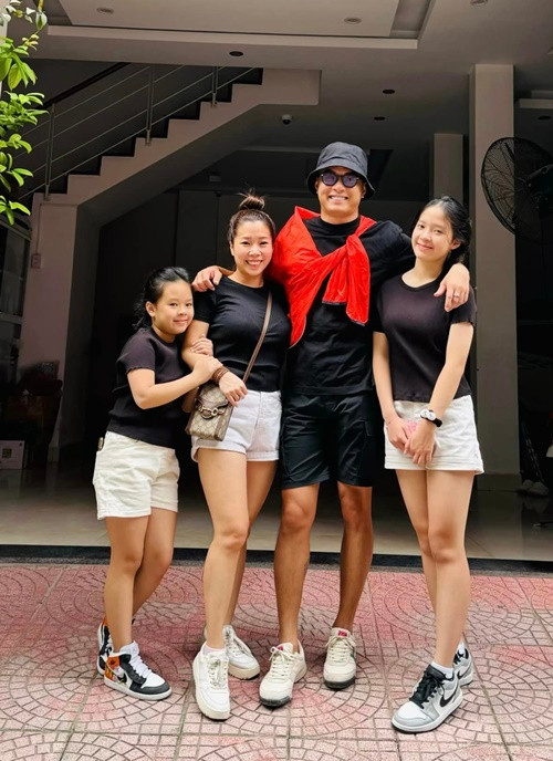 Hồng Đăng dành nhiều thời gian cho vợ và hai con gái. Ảnh: FBNV.