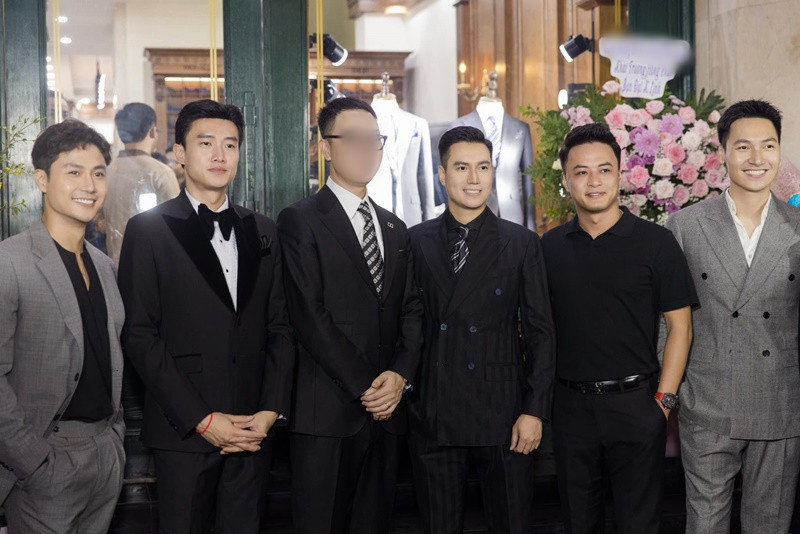 Diễn viên Hồng Đăng vừa khoe hình ảnh hội ngộ các đồng nghiệp: Việt Anh, Mạnh Trường, Thanh Sơn, Quốc Trường tại một sự kiện của một người bạn. Ảnh: FBNV.