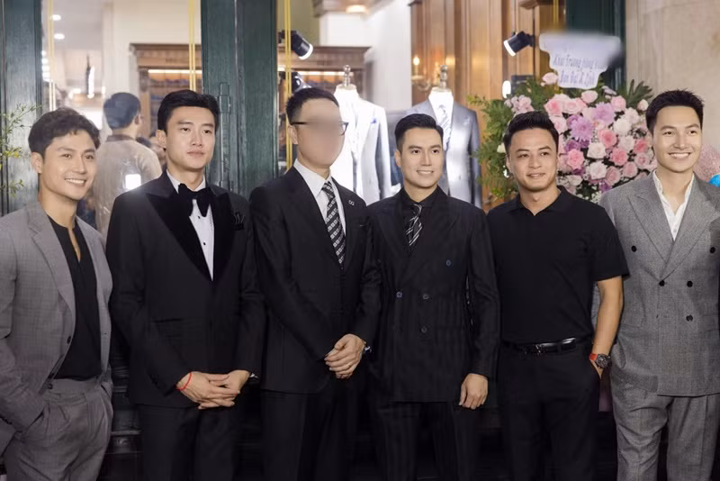 Diễn viên Hồng Đăng vừa khoe hình ảnh hội ngộ các đồng nghiệp: Việt Anh, Mạnh Trường, Thanh Sơn, Quốc Trường tại một sự kiện của một người bạn. Ảnh: FBNV.