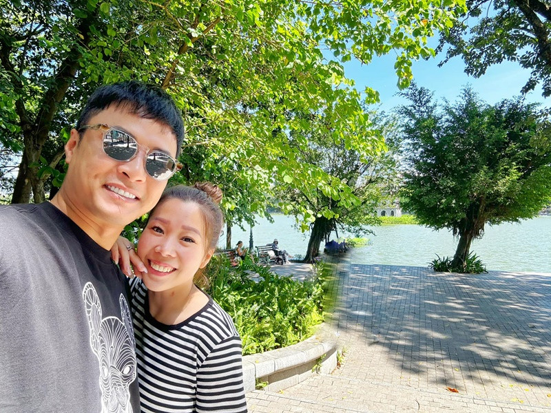 Nam diễn viên chăm đăng tải hình ảnh tình tứ bên vợ, dành cho người bạn đời lời ngọt ngào giống như trước lùm xùm. Ảnh: FBNV.