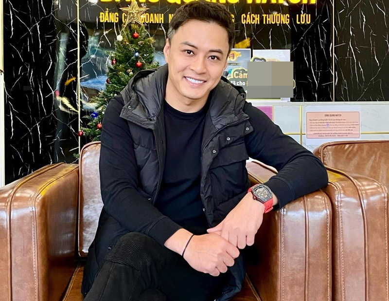 Hồi tháng 7/2022, Hồng Đăng vướng ồn ào tại Tây Ban Nha. Đến tháng 9/2022, NSND Trung Hiếu chia sẻ trên Vietnamnet: "Ông Lê Hồng Đăng đi nước ngoài về việc riêng khi chưa làm đơn xin phép trong thời gian hơn 1,5 tháng là vi phạm quy chế làm việc của Nhà hát Kịch Hà Nội. Căn cứ Luật Viên chức hiện hành, ông Lê Hồng Đăng phải bị xem xét xử lý kỷ luật...". Ảnh: FBNV.