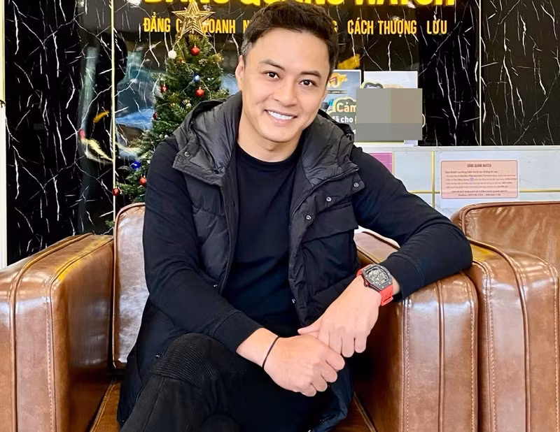 Hồi tháng 7/2022, Hồng Đăng vướng ồn ào tại Tây Ban Nha. Đến tháng 9/2022, NSND Trung Hiếu chia sẻ trên Vietnamnet: "Ông Lê Hồng Đăng đi nước ngoài về việc riêng khi chưa làm đơn xin phép trong thời gian hơn 1,5 tháng là vi phạm quy chế làm việc của Nhà hát Kịch Hà Nội. Căn cứ Luật Viên chức hiện hành, ông Lê Hồng Đăng phải bị xem xét xử lý kỷ luật...". Ảnh: FBNV.